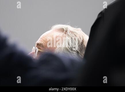 25. Juni 2024, Hessen, Frankfurt/Main: Heinrich XIII. Prinz Reuß, Hauptangeklagter im Prozess gegen eine angebliche „Reichsbürgerengruppe“, sitzt zwischen seinen Verteidigern im Dock. Die Bundesanwaltschaft wirft den neun Angeklagten unter anderem die Mitgliedschaft in einer terroristischen Organisation vor. Foto: Boris Roessler/dpa Stockfoto