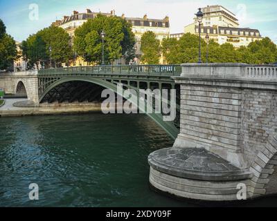 Die Pont de Sully (nördlicher Teil), eine der Brücken über die seine in Paris, wurde im Rahmen der Stadtplanungsreformen von Baron Haussmann errichtet Stockfoto