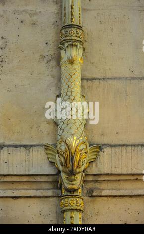 Erstaunliche Regenwasserrinne in Paris, um Wasser vom Dach und weg von der Seite des Gebäudes zu leiten Stockfoto