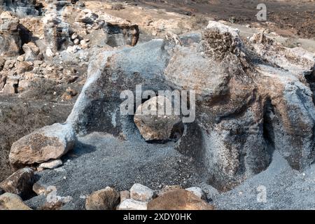 Naturpark mit verschiedenen Felsformationen, die durch Erosion entstanden sind. Auch Stratified City genannt. Eine der Statuen sieht aus wie ein Tier mit einem großen Auge. Stockfoto