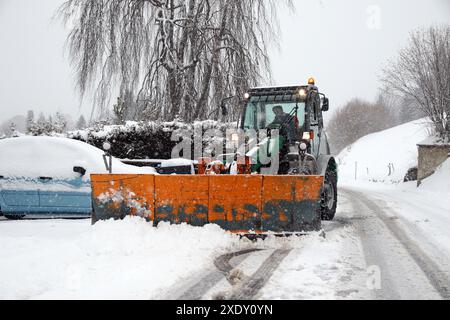Räumfahrzeug, wie hier bei Hinterzarten beim Schneeschieben - Wintereinbruch im Hochschwarzwald (Baden-Württemberg) - in der Feldbergregion ist der Stockfoto