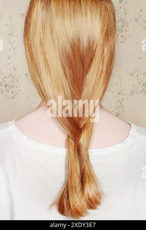 Junges Mädchen mit langen blonden Haaren Stockfoto