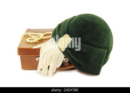 Grüner Vintage-Hut und Handschuhe auf Ledertasche isoliert auf weißem Hintergrund Stockfoto