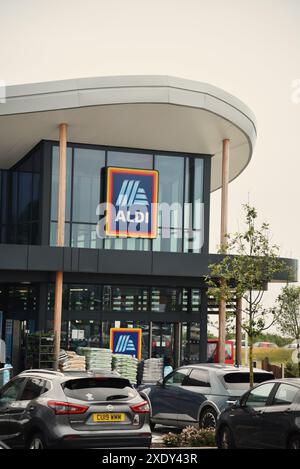 Die Bilder zeigen einige Sehenswürdigkeiten in Porthcawl Town, Bridgend, South Wales, Großbritannien. Einschließlich des neu errichteten Aldi Superstores. Feuer, Rettungsstationen auch Stockfoto