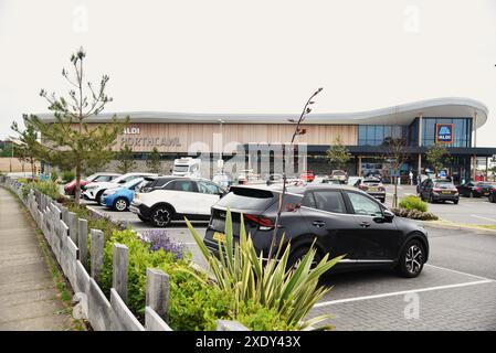 Die Bilder zeigen einige Sehenswürdigkeiten in Porthcawl Town, Bridgend, South Wales, Großbritannien. Einschließlich des neu errichteten Aldi Superstores. Feuer, Rettungsstationen auch Stockfoto