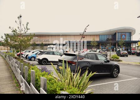 Die Bilder zeigen einige Sehenswürdigkeiten in Porthcawl Town, Bridgend, South Wales, Großbritannien. Einschließlich des neu errichteten Aldi Superstores. Feuer, Rettungsstationen auch Stockfoto