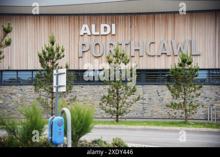 Die Bilder zeigen einige Sehenswürdigkeiten in Porthcawl Town, Bridgend, South Wales, Großbritannien. Einschließlich des neu errichteten Aldi Superstores. Feuer, Rettungsstationen auch Stockfoto