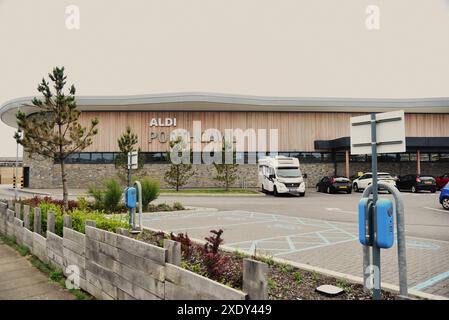 Die Bilder zeigen einige Sehenswürdigkeiten in Porthcawl Town, Bridgend, South Wales, Großbritannien. Einschließlich des neu errichteten Aldi Superstores. Feuer, Rettungsstationen auch Stockfoto