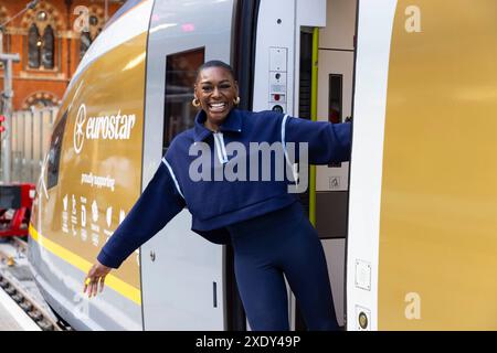 Der ehemalige Athlet des Teams GB Perri Shakes-Drayton nimmt an der Enthüllung des ersten Goldenen Zuges von Eurostar am Bahnhof St Pancras in London Teil, um die bevorstehenden Olympischen und Paralympischen Spiele 2024 in Paris zu feiern. Bilddatum: Dienstag, 25. Juni 2024. Stockfoto