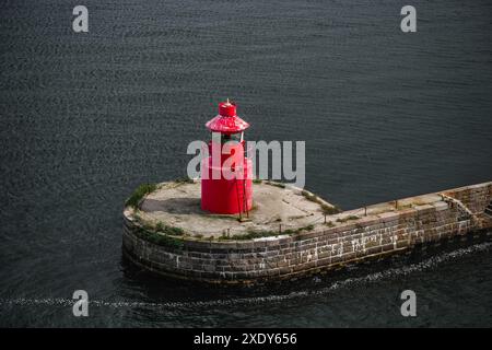 Ein roter Leuchtturm steht auf einem Steinbruch in den Gewässern vor Kopenhagen, Dänemark. Stockfoto