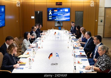 Jerusalem, Israel. Juni 2024. Bundesaußenministerin Annalena Baerbock (Allianz 90/die Grünen, Zentrum l), spricht mit Israel Katz (Zentrum r), Außenministerin Israels, im Außenministerium in Jerusalem. Weitere Teilnehmer auf deutscher Seite sind Steffen Seibert (2. Von links), deutscher Botschafter in Israel, und Tobias Tunkel (5. Von links), Regionalbeauftragter für den Nahen und Mittleren Osten während ihrer Reise in den Nahen Osten wird Baerbock Gespräche in Israel, den palästinensischen Gebieten und im Libanon führen. Quelle: Hannes P. Albert/dpa/Alamy Live News Stockfoto