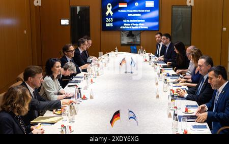 Jerusalem, Israel. Juni 2024. Bundesaußenministerin Annalena Baerbock (Allianz 90/die Grünen, Zentrum l), spricht mit Israel Katz (Zentrum r), Außenministerin Israels, im Außenministerium in Jerusalem. Weitere Teilnehmer auf deutscher Seite sind Steffen Seibert (2. Von links), deutscher Botschafter in Israel, und Tobias Tunkel (5. Von links), Regionalbeauftragter für den Nahen und Mittleren Osten während ihrer Reise in den Nahen Osten wird Baerbock Gespräche in Israel, den palästinensischen Gebieten und im Libanon führen. Quelle: Hannes P. Albert/dpa/Alamy Live News Stockfoto