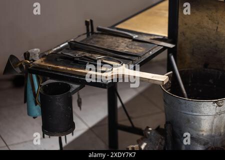 Werkzeuge werden in einer Glasbläserwerkstatt platziert, Nahaufnahme Stockfoto