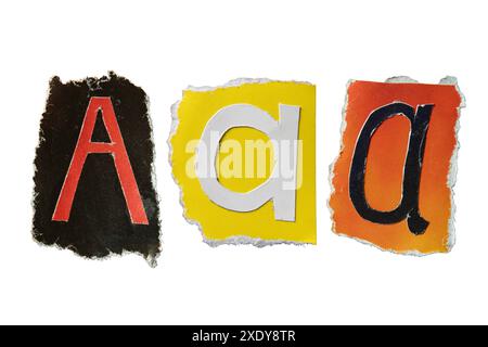 Ein Alphabet, das aus einem Zeitschriftenpapier gerissen wurde, auf weißem Hintergrund mit Beschneidungspfad. Buchstaben im Stil von Lösegeldscheinen. Stockfoto