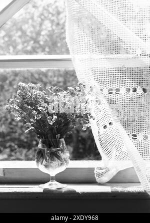 Ein Haufen wilder Blumen auf der Fensterbank Stockfoto