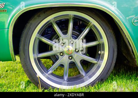 Nahaufnahme des Vorderrads eines Oldtimers Stockfoto