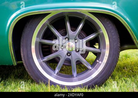 Nahaufnahme des Hinterrads eines Oldtimers Stockfoto