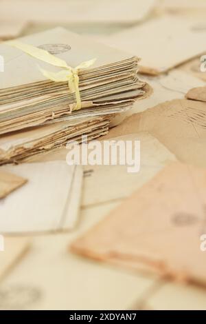 Alte Postpapiersendungen Stockfoto