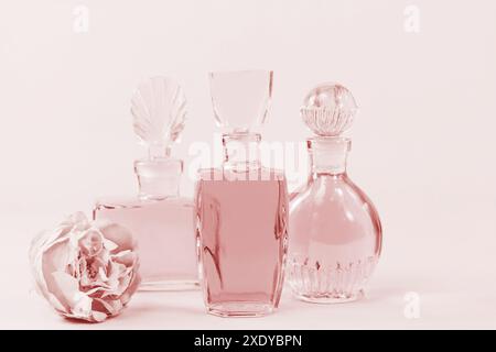 Drei Flaschen Vintage-Parfüm Stockfoto