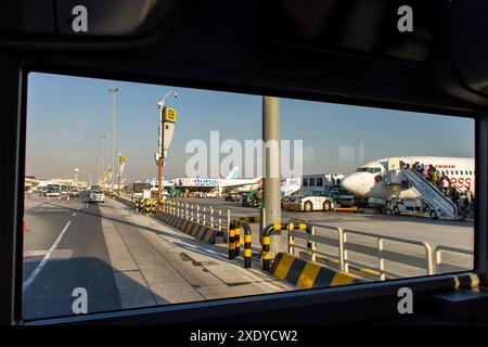 Dubai Airport Tarmac Blick von einem Busfenster mit mehreren Flugzeugen, VAE. Stockfoto