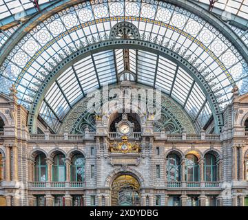 Alte Uhr an der Fassade des Bahnhofs in Antwerpen Stockfoto