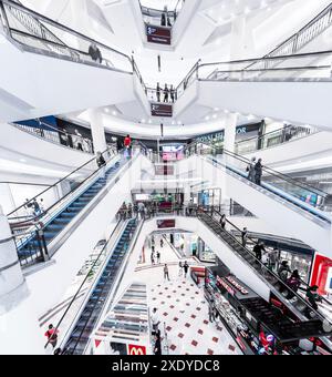 Kuala Lumpur, Malaysia-21. April 2024: Weitwinkelblick auf das Innere des modernen Einkaufskomplexes, abends im Erdgeschoss von Petronas Stockfoto