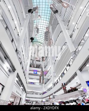 Kuala Lumpur, Malaysia-21. April 2024: Weitwinkelblick auf das Innere des modernen Einkaufskomplexes, abends im Erdgeschoss von Petronas Stockfoto