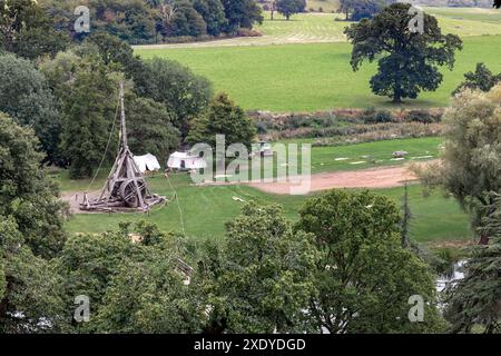 WARWICK, GROSSBRITANNIEN - 15. SEPTEMBER 2014: Dies ist eine Attraktion mit einem mittelalterlichen Katapult an den Mauern von Warwick Castle. Stockfoto