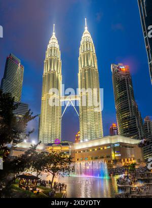 Kuala Lumpur, Malaysia-23. April 2024: Wenn der Abend im KLCC Park, an der Esplanade vor der Suria KLCC Mall, näher rückt, erwarten viele Besucher das Stockfoto