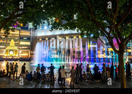 Kuala Lumpur, Malaysia-23. April 2024: Wenn der Abend im KLCC Park, an der Esplanade vor der Suria KLCC Mall, näher rückt, erwarten viele Besucher das Stockfoto