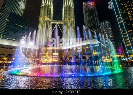 Kuala Lumpur, Malaysia - 23. April 2024: Im KLCC Park, an der Promenade vor der Suria KLCC Mall, erfreuen musikalische Springbrunnen die Zuschauer mit über 150 Pr Stockfoto