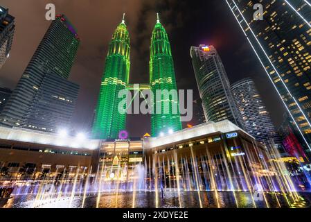 Kuala Lumpur, Malaysia - 23. April 2023: Im KLCC Park, an der Promenade vor der Suria KLCC Mall, erfreuen musikalische Springbrunnen die Zuschauer. Stockfoto