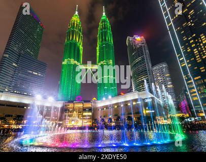 Kuala Lumpur, Malaysia - 23. April 2023: Im KLCC Park, an der Promenade vor der Suria KLCC Mall, erfreuen musikalische Springbrunnen die Zuschauer mit über 150 Pr Stockfoto