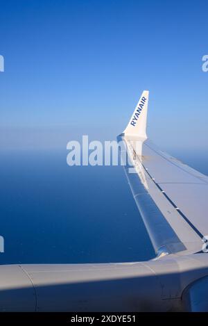 Ryanair Flugzeugflügel gegen blauen Himmel Stockfoto