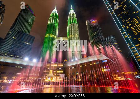 Kuala Lumpur, Malaysia - 23. April 2023: Im KLCC Park, an der Promenade vor der Suria KLCC Mall, erfreuen musikalische Springbrunnen die Zuschauer mit über 150 Pr Stockfoto