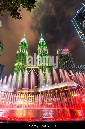 Kuala Lumpur, Malaysia - 23. April 2023: Im KLCC Park, an der Promenade vor der Suria KLCC Mall, erfreuen musikalische Springbrunnen die Zuschauer mit über 150 Pr Stockfoto