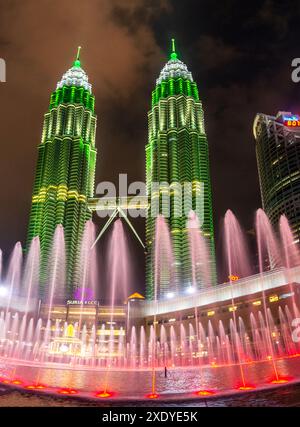 Kuala Lumpur, Malaysia - 23. April 2023: Im KLCC Park, an der Promenade vor der Suria KLCC Mall, erfreuen musikalische Springbrunnen die Zuschauer mit über 150 Pr Stockfoto