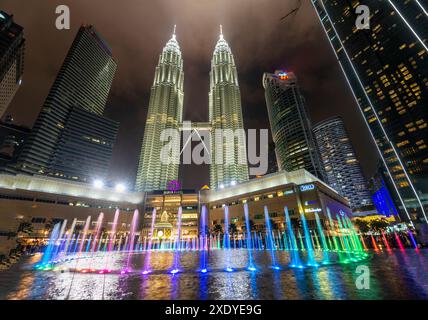 Kuala Lumpur, Malaysia - 23. April 2023: Im KLCC Park, an der Promenade vor der Suria KLCC Mall, erfreuen musikalische Springbrunnen die Zuschauer mit über 150 Pr Stockfoto