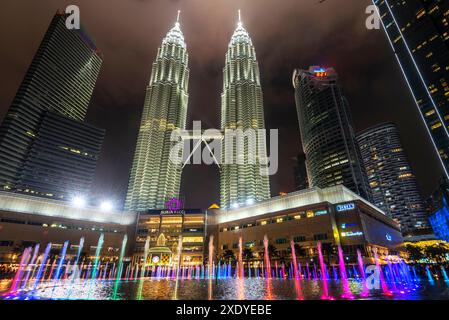 Kuala Lumpur, Malaysia - 23. April 2024: Im KLCC Park, an der Promenade vor der Suria KLCC Mall, erfreuen musikalische Springbrunnen die Zuschauer mit über 150 Pr Stockfoto