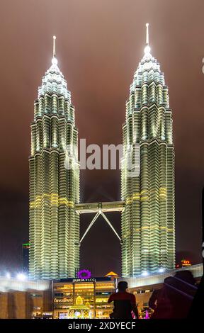 Kuala Lumpur, Malaysia - 23. April 2024: Im KLCC Park, an der Promenade vor der Suria KLCC Mall, erfreuen musikalische Springbrunnen die Zuschauer mit über 150 Pr Stockfoto