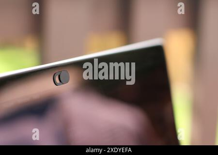Datenschutz schieben Sie die Abdeckung der Kamera, Webcam für Laptop. Stockfoto