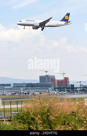 Aussichtspunkt am Flughafen frankfurt ist geöffnet - airbus landet Stockfoto