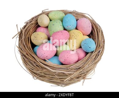 Osternest aus Weidenzweigen mit Tonvogeleiern isoliert Stockfoto