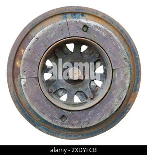 Rostiges massives Eisen und Holzrad aus einer Retro-Windmühle isoliert Stockfoto