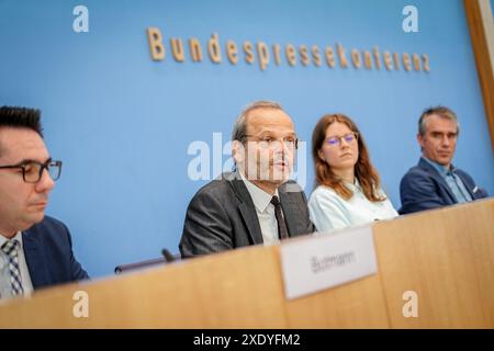 25. Juni 2024, Berlin: Daniel Botmann (l-r), Geschäftsführer Des ...