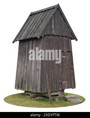 Averlassene hölzerne alte ländliche verschlossene Scheune für die Lagerung von Brennholz und landwirtschaftlichen Werkzeugen isoliert Stockfoto