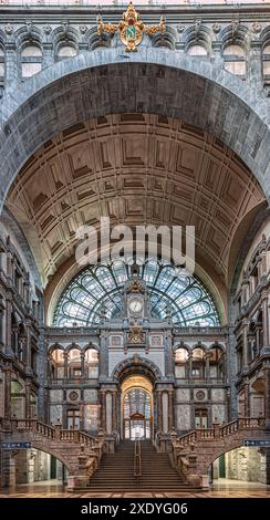 Alte Uhr an der Fassade des Bahnhofs in Antwerpen Stockfoto