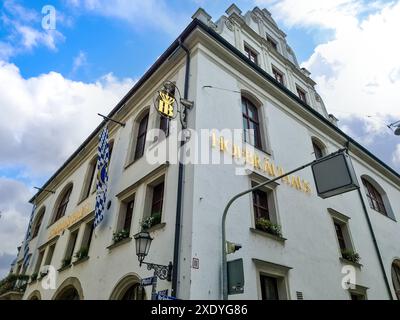 München, Deutschland - 22. Juni 2024: Das Gebäude des berühmten Hofbrauhauses in der Münchner Innenstadt Stockfoto