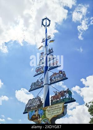 München, Deutschland - 22. Juni 2024: Die berühmte große Maidose am Viktualienmarkt im Zentrum von München Stockfoto