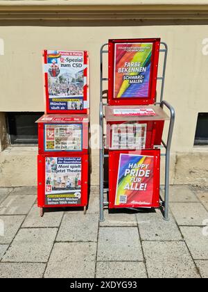 München - 22. Juni 2024: Zahlreiche Zeitschriften aus der lgbtq-Szene zum Christopher Street Day in München Stockfoto